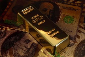 an illustration of a gold bar on top a us dollar suggesting the liquidity of gold